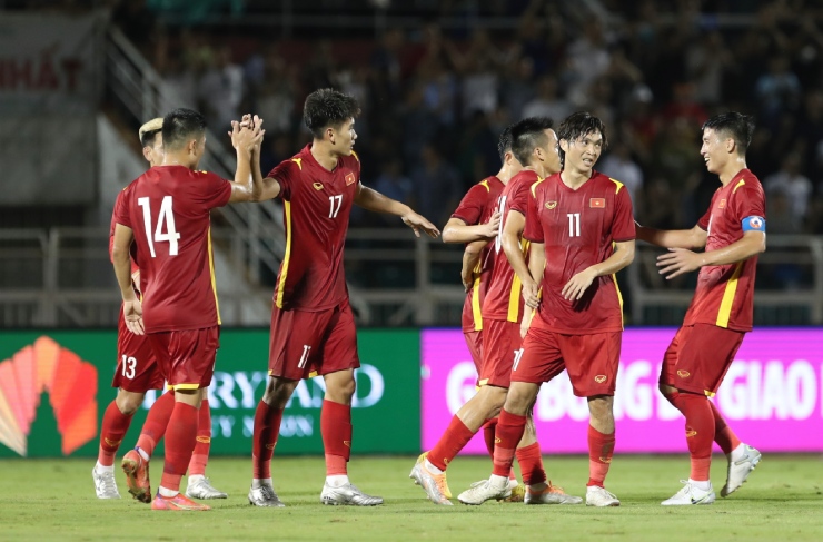 ĐT Việt Nam khẳng định sức mạnh bằng trận thắng tưng bừng Singapore