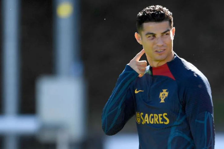 Ronaldo xuất hiện trên sân tập ở Braga với một vết bầm tím ở mắt phải