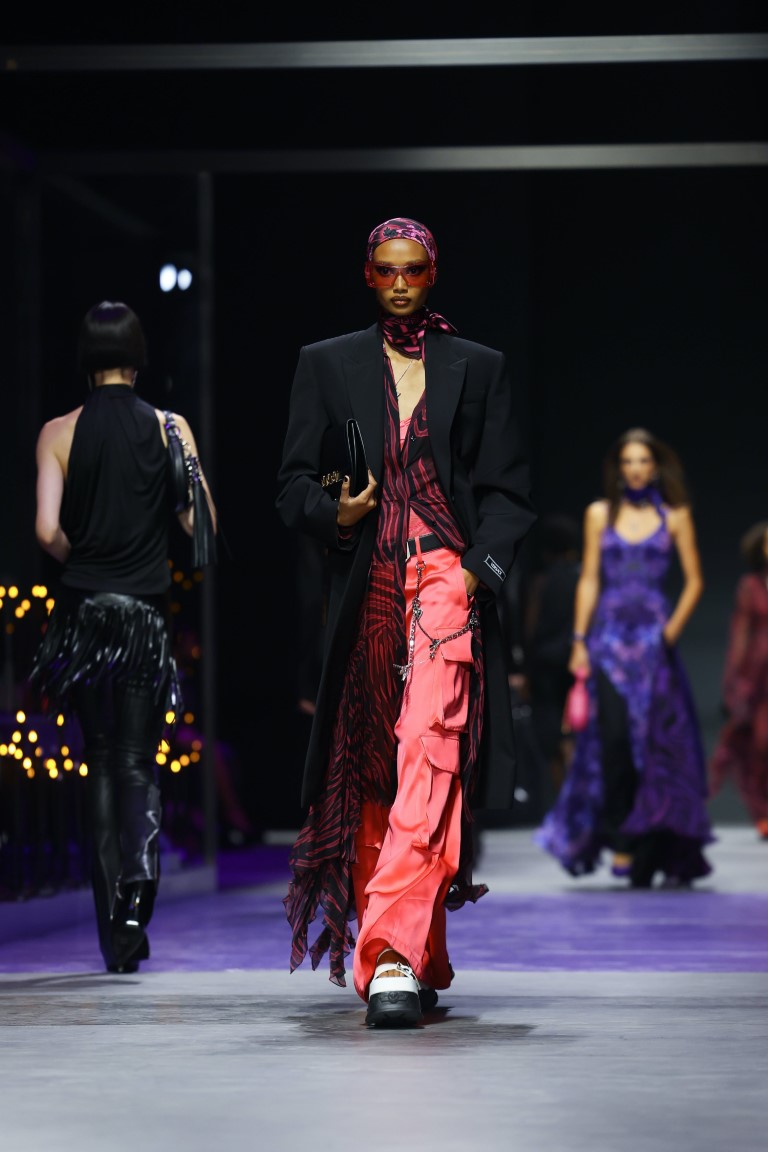 Versace bước khỏi vùng an toàn với bộ sưu tập mới của Donatella - 10