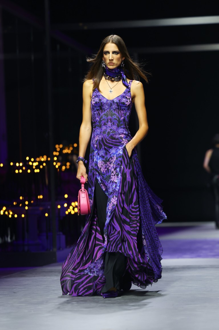 Versace bước khỏi vùng an toàn với bộ sưu tập mới của Donatella - 9