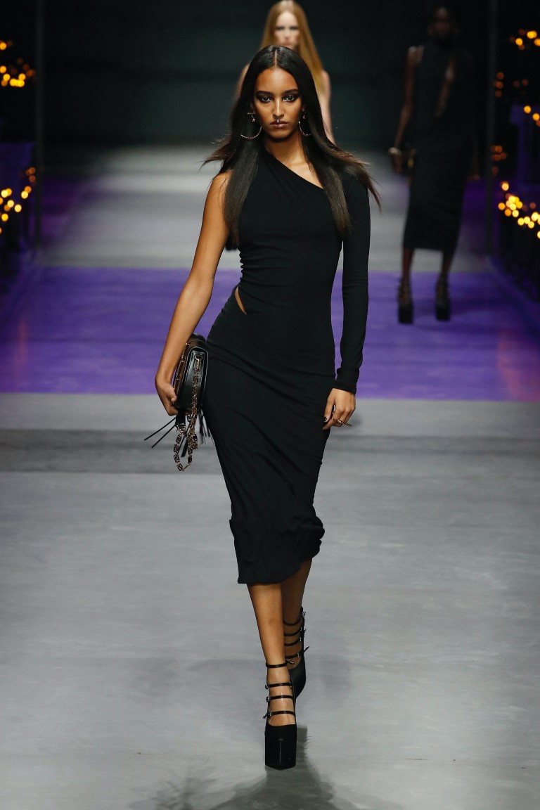 Versace bước khỏi vùng an toàn với bộ sưu tập mới của Donatella - 18