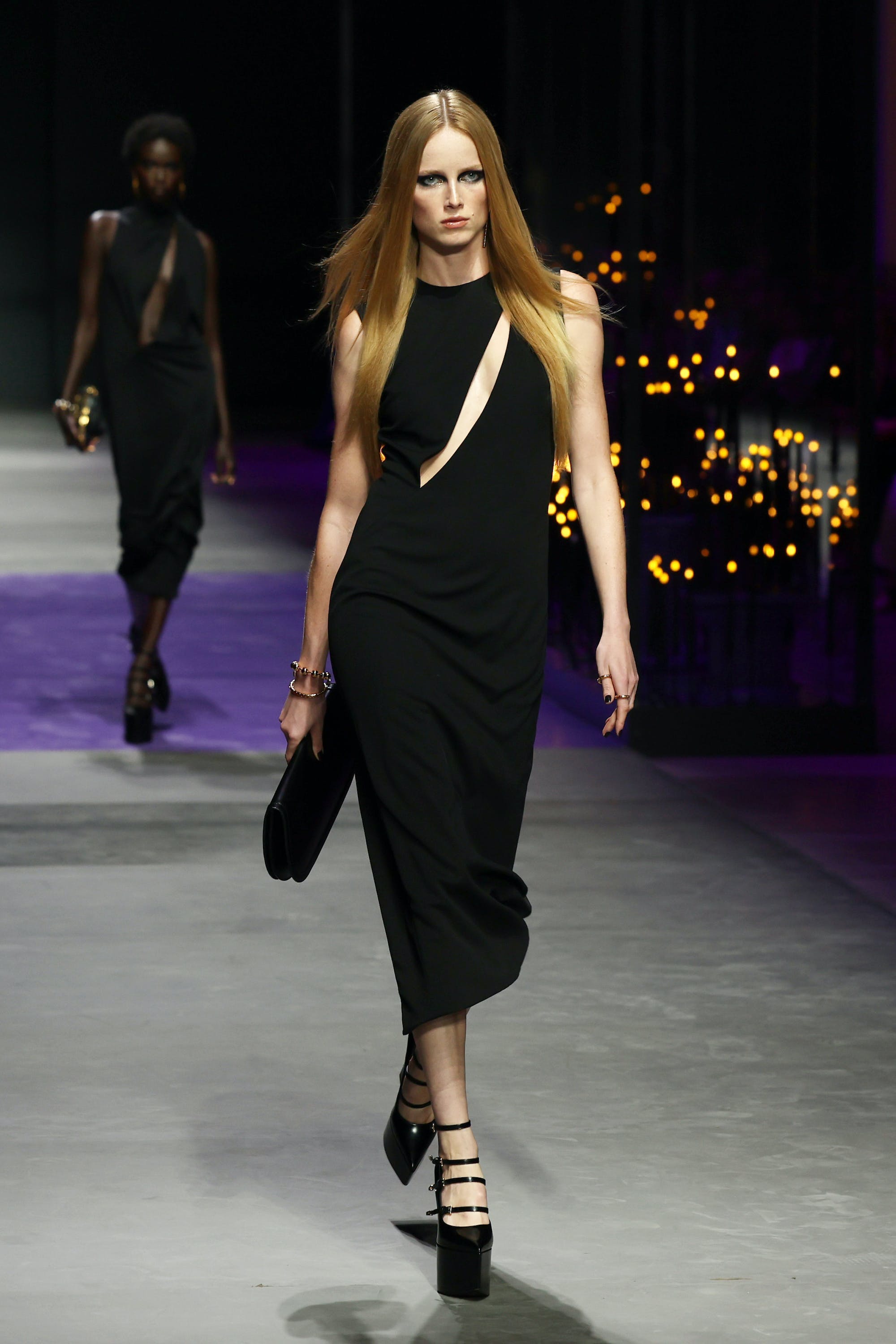 Versace bước khỏi vùng an toàn với bộ sưu tập mới của Donatella - 16