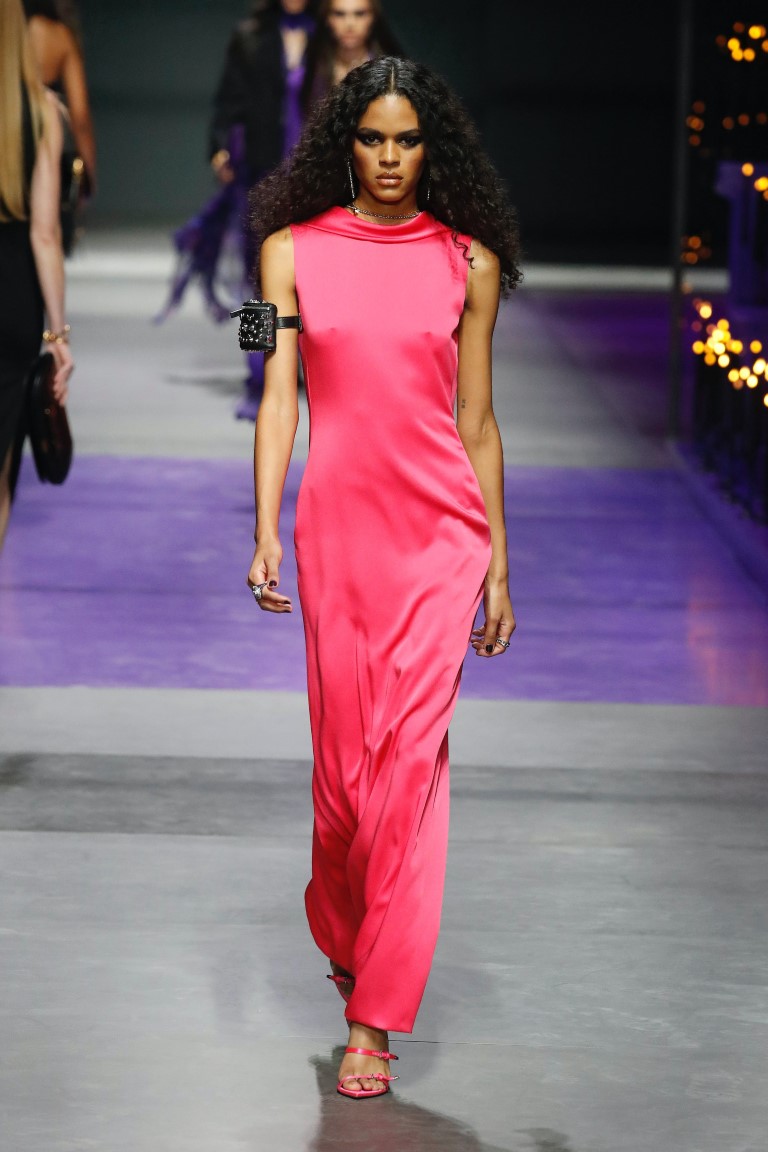 Versace bước khỏi vùng an toàn với bộ sưu tập mới của Donatella - 14