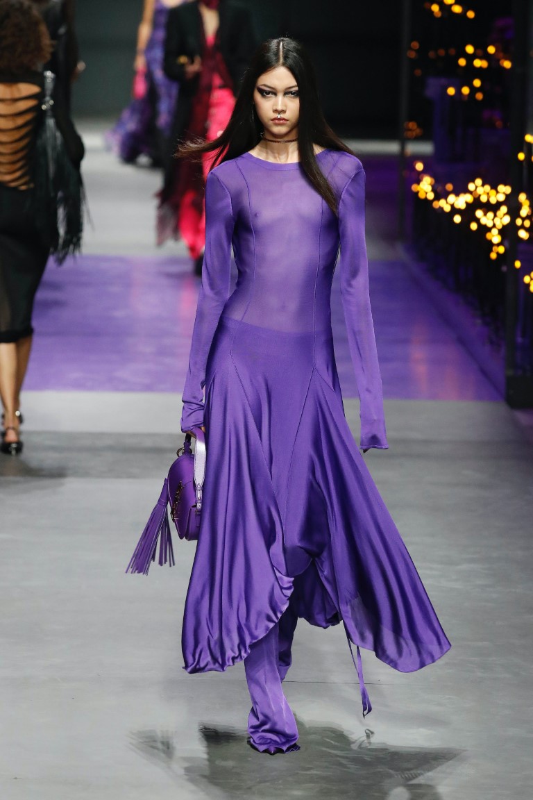 Versace bước khỏi vùng an toàn với bộ sưu tập mới của Donatella - 11