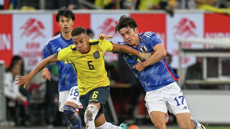 Nhật Bản (áo xanh) và Ecuador thi đấu nỗ lực