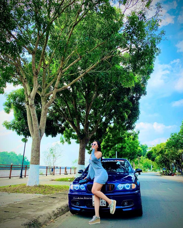 Có thân hình bao người mơ ước, Kim Nguyên tự tin lăng xê nhiều mốt thời trang, nhất là trang phục tôn đường cong hơn đường đua.
