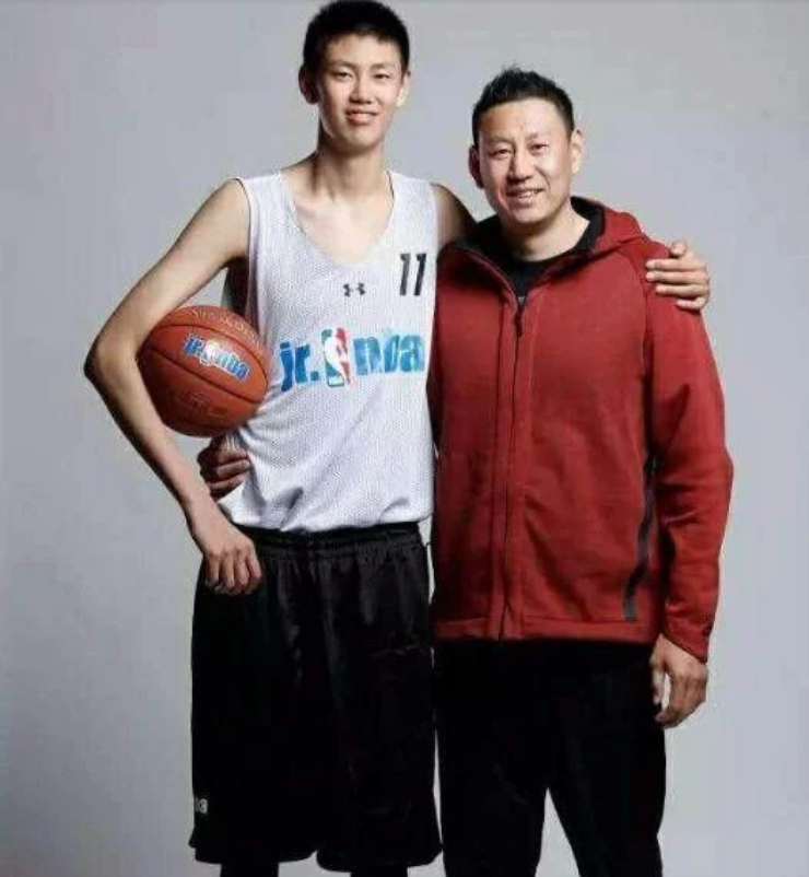 Li Nan (phải) và con trai Lutong