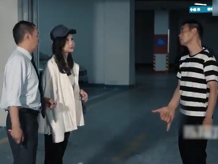 Clip hài hước - Gặp lại người yêu cũ, chàng trai có hành động khó tin khiến cô nàng giật mình