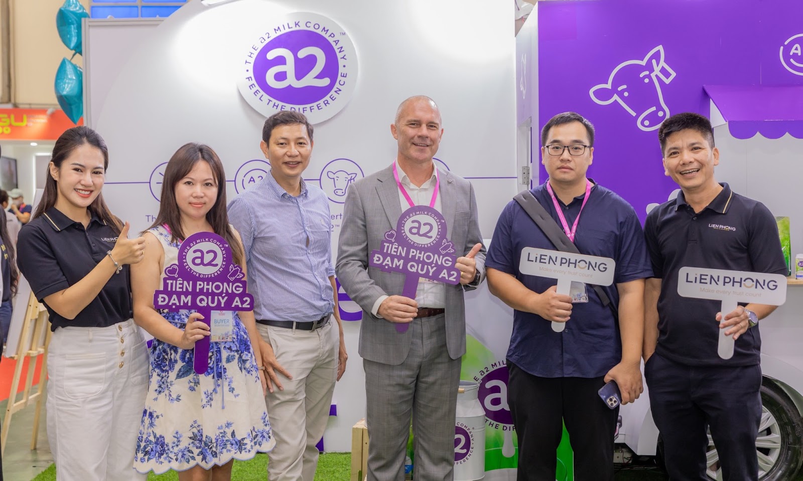 Công ty TNHH XNK Liên Phong tiếp đón ngài Tổng lãnh sự New Zealand - Ông Joseph Barton Nelson ghé thăm gian hàng triển lãm