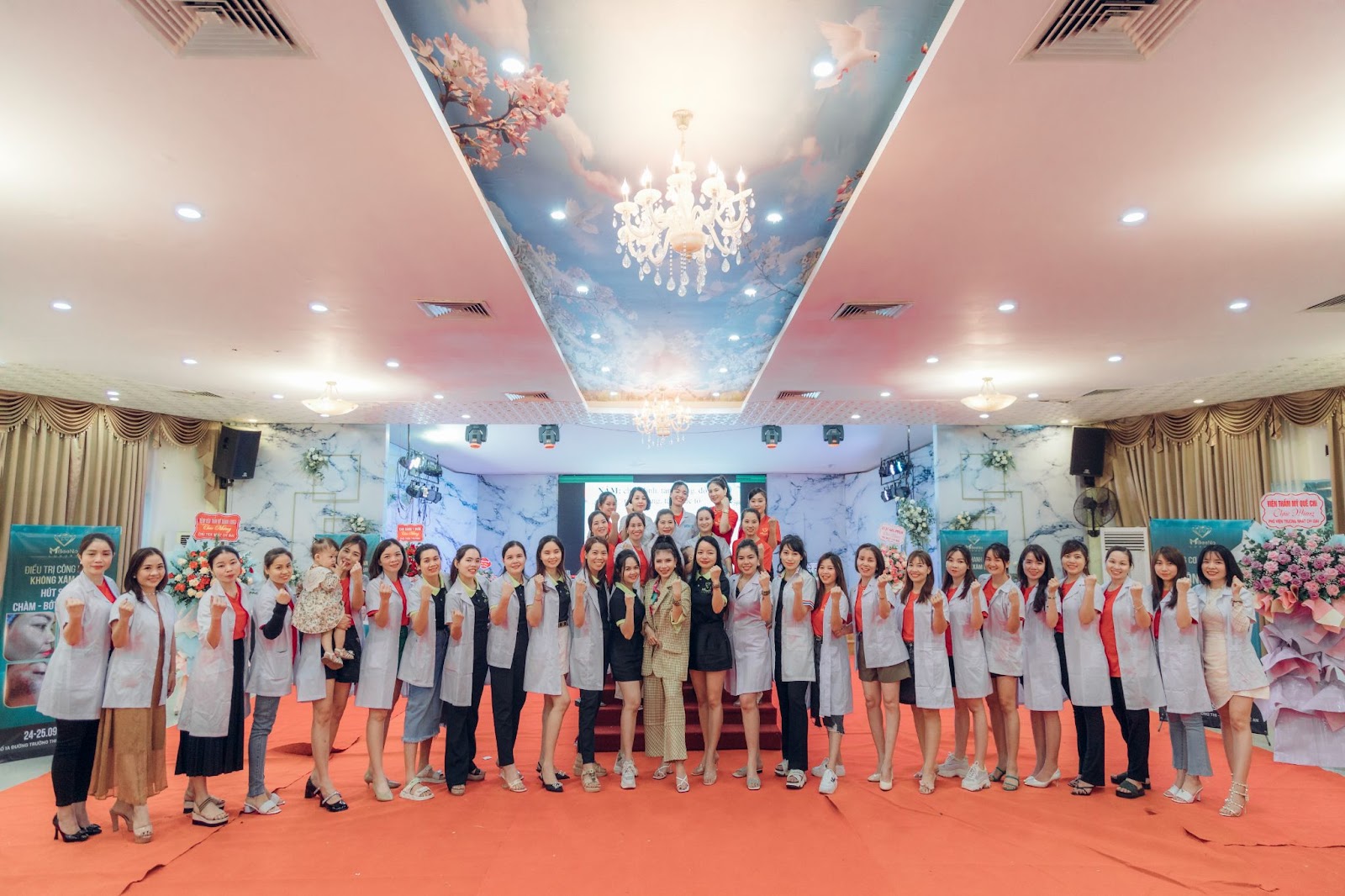 Bà Nhất Chi Mai cùng các học viên trong buổi chuyển giao công nghệ mới