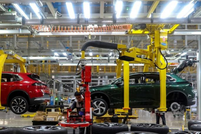 Ngân hàng Thế giới vừa nâng dự báo tăng trưởng kinh tế Việt Nam. Trong ảnh là một nhà máy lắp ráp xe ở TP Hải Phòng. Ảnh: Reuters