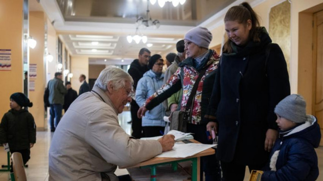 Người dân ở Luhansk đi bỏ phiếu trưng cầu dân ý sáp nhập vào Nga. Ảnh: SPUTNIK