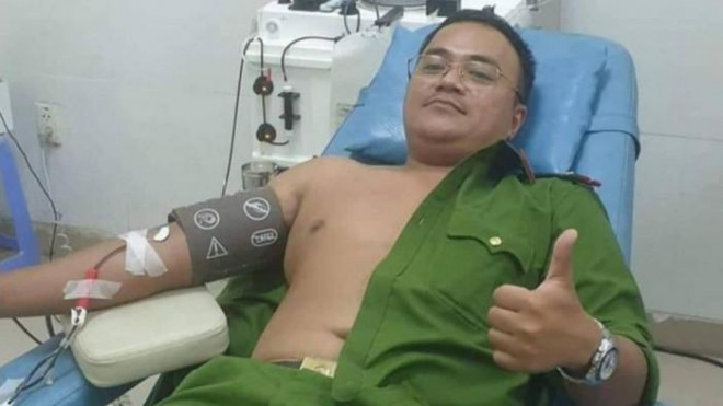 Đại úy Hà Anh Vũ – Công an phường Hải Châu 2 (quận Hải Châu, Đà Nẵng) hiến máu cứu cháu L.G.B