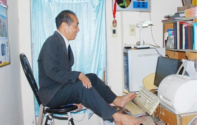 Nghị lực phi thường của thầy giáo Nguyễn Ngọc Ký là tấm gương sáng cho biết bao thế hệ học trò. Ảnh TL