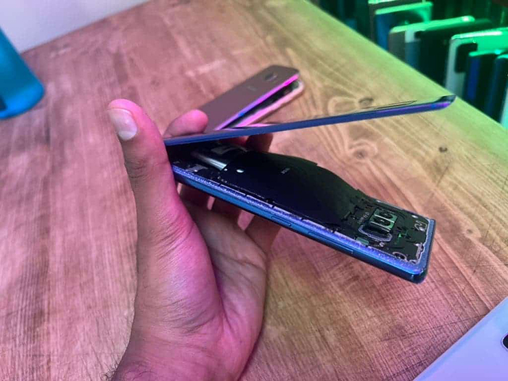 Thời trang Hi-tech - Điện thoại Samsung gặp sự cố pin phồng