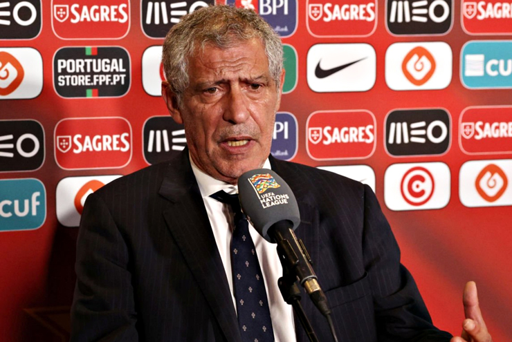 HLV Fernando Santos tự tin không bị sa thải