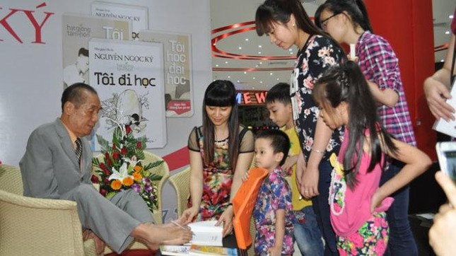 NGƯT Nguyễn Ngọc Ký giao lưu ký tặng sách với độc giả