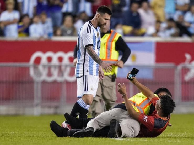 Bóng đá - Messi ghi 2 siêu phẩm nối dài 2 kỷ lục, bị fan cuồng chạy vào sân "quấy rối"