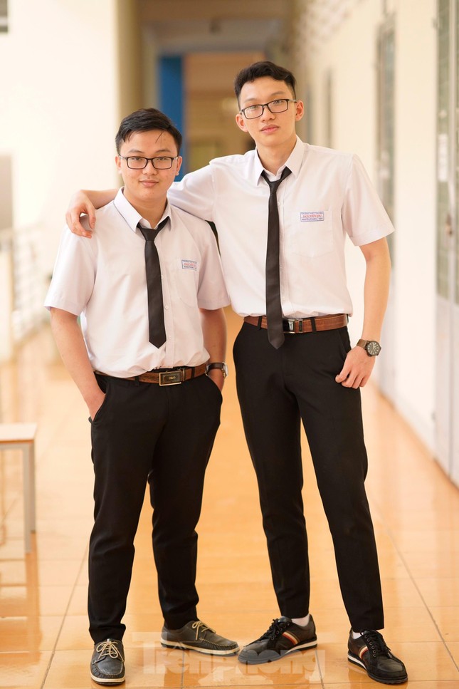 Dù sinh đôi nhưng cả hai anh em hoàn toàn khác nhau về ngoại hình, tính cách. Trong ảnh, bên trái là Nghĩa Phong, bên phải là Nguyên Phong. (ảnh: NVCC)