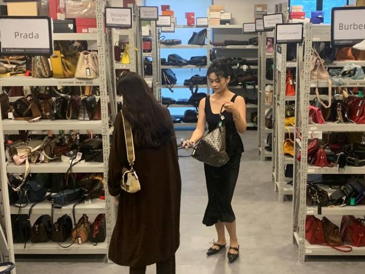 Thế giới - Giải "cơn khát" đồ xa xỉ, người TQ mua đồng hồ Rolex, túi Hermes Birkin đã sử dụng