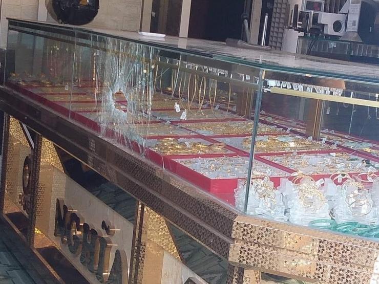 Pháp luật - Lợi dụng trưa vắng, hai đối tượng đập tủ kính tiệm vàng cướp tài sản