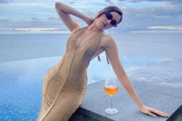 Thời trang - "MC 3000 chữ", Ninh Dương Lan Ngọc... chuộng váy dài ôm sát