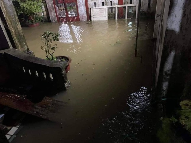 Một nhà dân tại quận Liên Chiểu bị ngập trong đêm. Ảnh: Tiền phong
