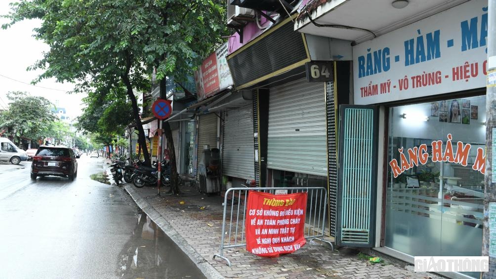 Trước đó, theo ghi nhận của PV, tại phường Thịnh Liệt, quận Hoàng Mai đã gắn biển và đề nghị người dân không sử dụng dịch vụ tại quán karaoke chưa đảm bảo an toàn.