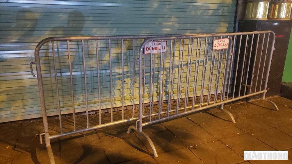 Theo ghi nhận của PV Báo Giao Thông, hàng loạt quán karaoke trên tuyến phố Nguyễn Khang, Quan Hoa,... các quán karaoke ở quận Hoàng Mai bị cơ quan chức năng lập rào chắn, yêu cầu đóng cửa khi không đảm bảo điều kiện kinh doanh theo quy định.