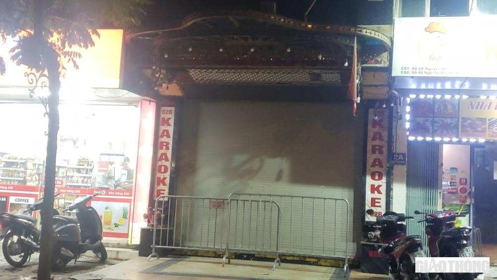 Một quán karaoke trên tuyến đường Nguyễn Khang bị rào chắn.