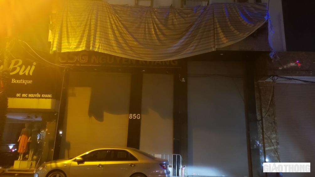 Ngoài ra, có một số cơ sở kinh doanh karaoke đang trong quá trình sửa chữa cũng được rào chắn.