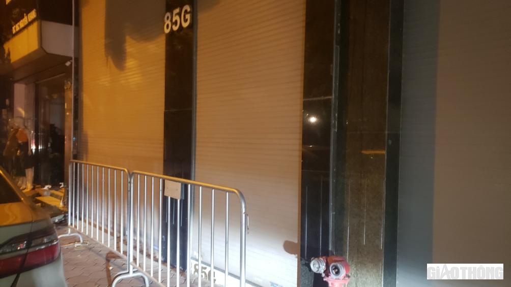 Một quán karaoke khác trên đường Nguyễn Khang bị cơ quan chức năng đặt barie.