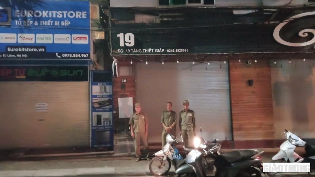 Trên tuyến phố khác, cơ quan chức năng cử lực lượng giám sát.