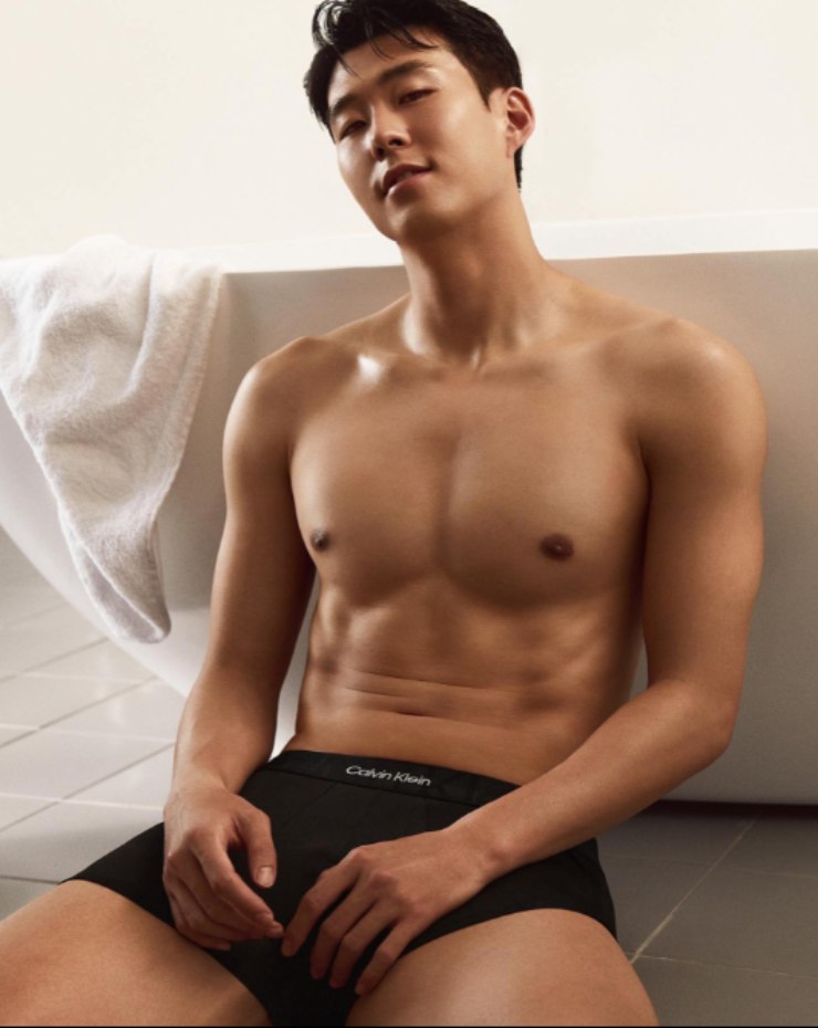 Son Heung Min khoe thân hình và thần thái "cực phẩm"