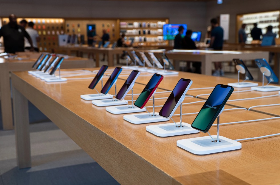Smartphone màn hình gập dày và nặng hơn iPhone.