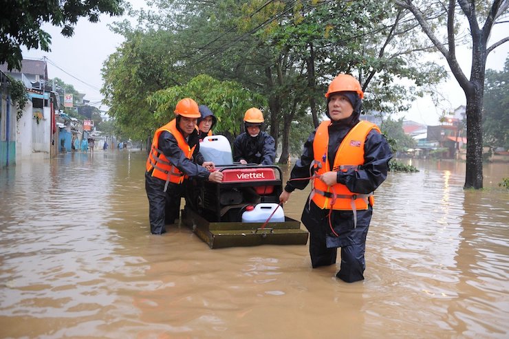 Sau bão, nhiều nơi ở miền Trung đang phải đối mặt với lũ lụt.