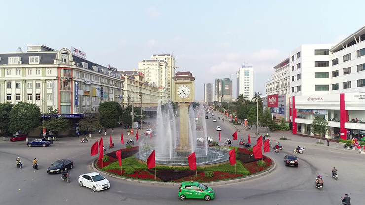 Bắc Ninh có diện tích nhỏ nhưng lợi thế lớn là nằm rất gần Thủ đô Hà Nội, nằm trong vùng kinh tế trọng điểm: tam giác tăng trưởng Hà Nội - Hải Phòng - Quảng Ninh, 
