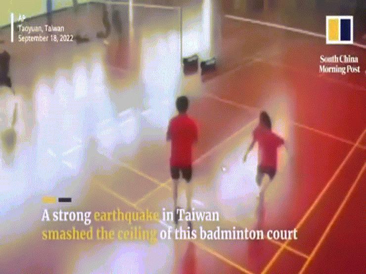 Phi thường - kỳ quặc - Clip: Khoảnh khắc trần nhà thi đấu đổ sập, người chơi hoảng sợ bỏ chạy