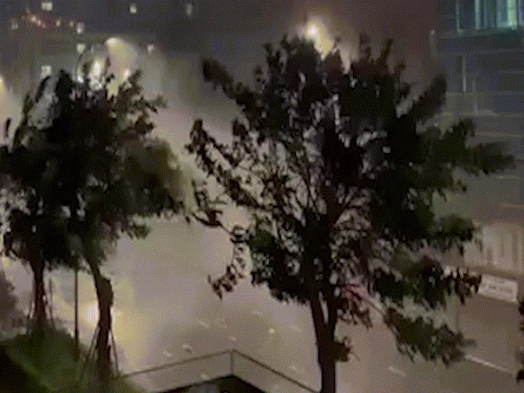 Tin tức trong ngày - TRỰC TIẾP: Bão số 4 Noru đổ bộ đất liền, gió giật tốc mái nhà, cây đổ ngổn ngang