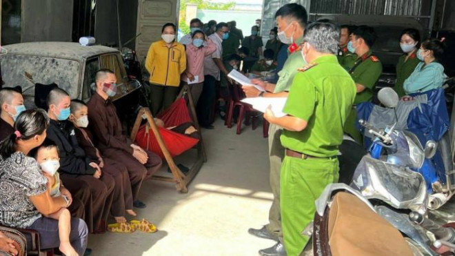 Cơ quan chức năng thực hiện quy trình lấy mẫu để giám định ADN của các cá nhân sống tại hộ bà Cúc