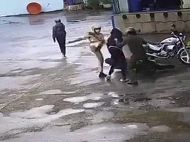 Người dân chứng kiến lên tiếng về vụ tổ cảnh sát đánh đá liên tục thiếu niên