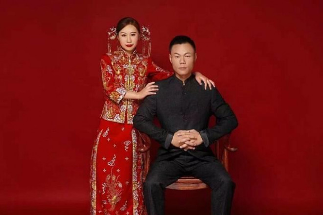 Trong bức ảnh chụp kỷ niệm ngày cưới năm 2020, Kong đã có thể đứng được một lúc khi có hỗ trợ.