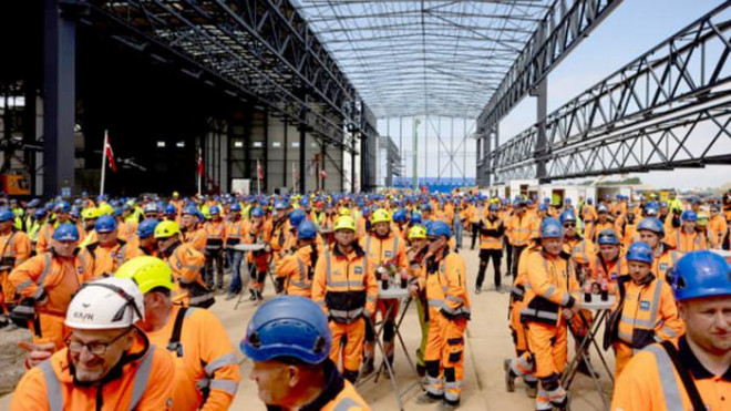 Phần mái của khu vực xưởng sản xuất thứ nhất nơi được dùng để xây dựng các phần bê tông cho đường hầm đã hoàn thành vào tháng 6/2022