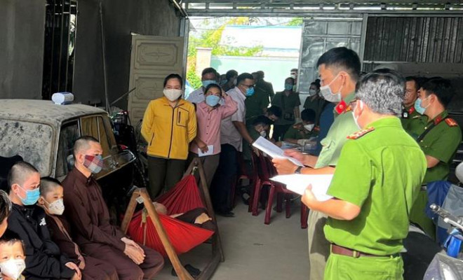 Buổi lấy mẫu ADN những người tại "Tịnh thất Bồng Lai" có sự chứng kiến của các ban ngành, đoàn thể, chính quyền địa phương