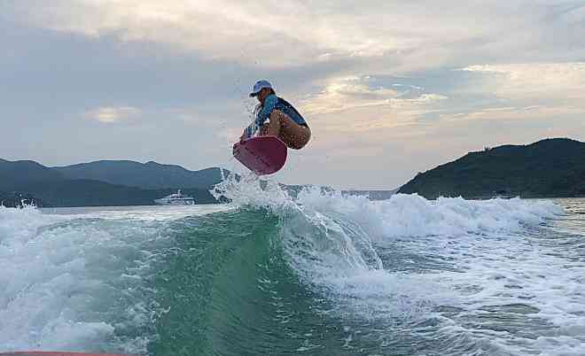 Du khách nên đi lướt sóng sau khi thức dậy lúc sáng sớm ở Hong Kong. Ảnh: @blehchloe.