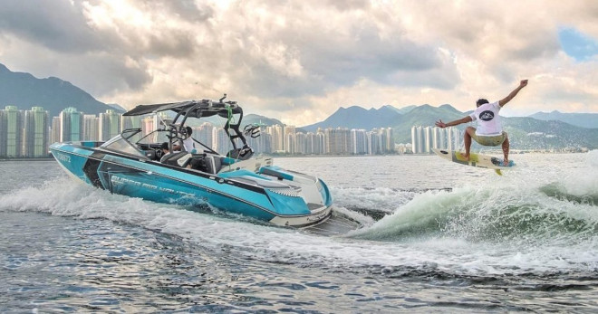 Lướt sóng cũng là hoạt động ngoài trời được yêu thích tại Hong Kong. Ảnh: Localiiz.