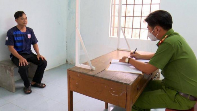 Cán bộ đang ghi lời khai Huỳnh Văn Giàu tại cơ quan công an.