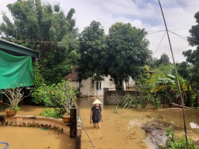 Mưa lũ khiến nhiều nhà dân ở Nghệ An bị ngập sâu từ 0,5 - 1 m.