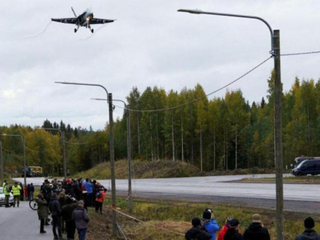 Thế giới - Một quốc gia giáp Nga đóng cao tốc huyết mạch để chiến cơ diễn tập