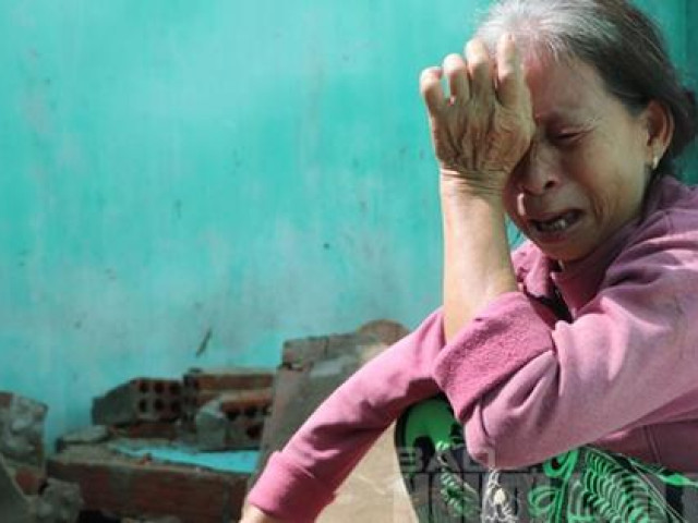 Tin tức trong ngày - Xót xa gia cảnh người phụ nữ ở Quảng Nam bị sập nhà do bão số 4